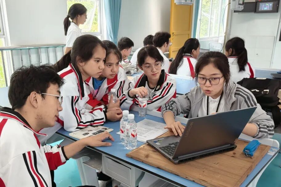 BUPT1955's tweet photo. #BUPTYouthJourney School-Local Cooperation - Promoting Information Technology 🌐
#BUPT youth engage in AI-assisted agriculture and cultural projects in Guizhou and Hebei, promoting cultural heritage and aiding rural revitalization. #LocalDevelopment #InformationTechnology https://t.co/BRnAQWBpOQ
