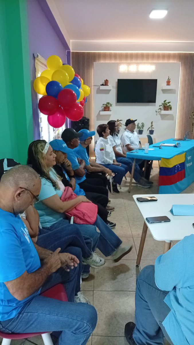 ventezuliav's tweet photo. #Zulia Encuentro de Líderes en el Municipio Simón Bolívar!!!

Organización, unidad y compromiso para seguir avanzando en la ruta por la LIBERTAD de Venezuela 🇻🇪

Los zulianos estamos listos y exigimos #EleccionesYa! 🗳️ https://t.co/sTZWIJ7vgU