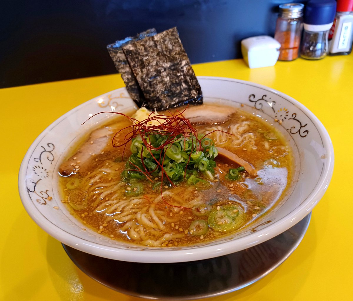 cibamenshoku's tweet photo. 松戸市　稔台
ラーメン ニュー松戸さんで
味噌ラーメン　ライスを
頂きました🍜🍥

朝営業で頂く味噌🍜は
動物系主体のスープに
風味そして甘さのバランスが
絶妙の味噌ダレ 
自家製の手揉み麺の
啜り心地が堪らんねぇ
おろし生姜を溶いた味変から
スープをセル丼に😋

ご馳走様🙏 https://t.co/B5RWE6DGQX