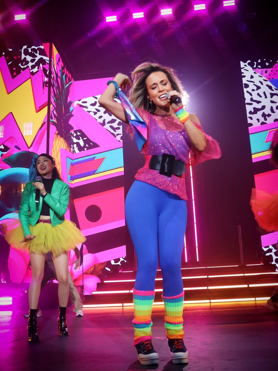 officialfey's tweet photo. En el #Forever17Tour también se vivieron los 80s. 💖⚡️📼✨ #80sTrend https://t.co/G2pLkhousi