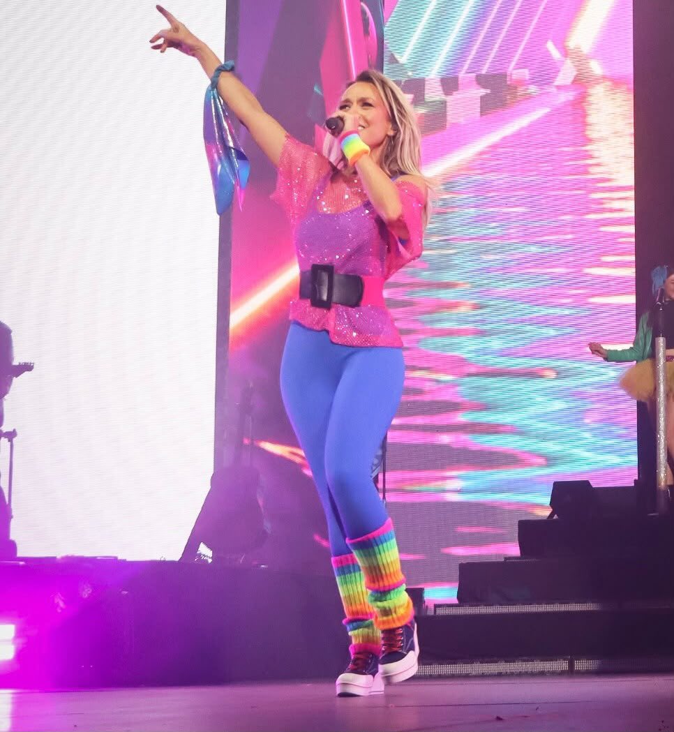 officialfey's tweet photo. En el #Forever17Tour también se vivieron los 80s. 💖⚡️📼✨ #80sTrend https://t.co/G2pLkhousi