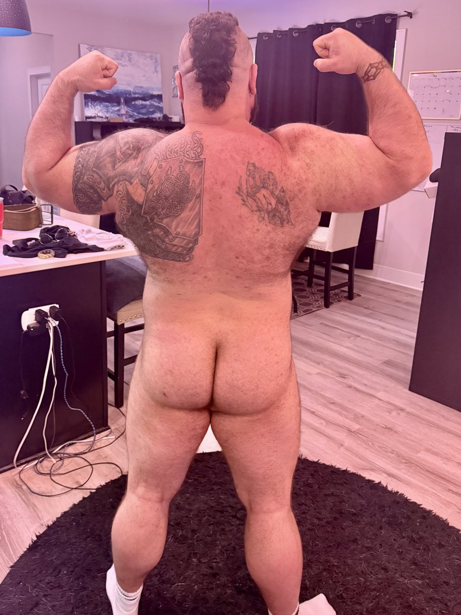 fullbodiedscout's tweet photo. What’re you rubbing first? https://t.co/75iY5DomDj