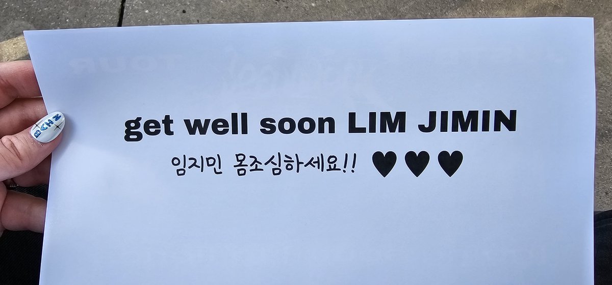 nuhhcole_'s tweet photo. This photo is quite blurry but I've been wanting to share it because it's the moment when the guys were reading the back of the Orlando fan banner wishing Limji to get well soon (pic 2). Geonu's smile melts my heart here. And Bain 😭🥹🫂🪽

#JUSTB #저스트비 #GEONU #건우 #BAIN https://t.co/6Vrwo08lwD