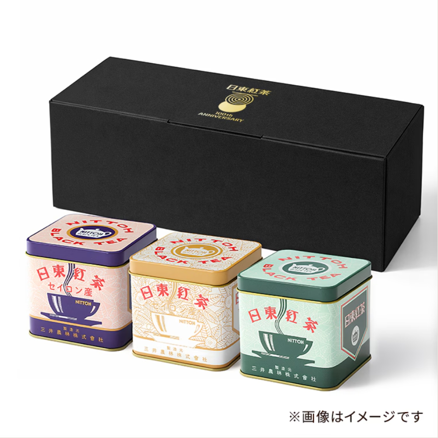 nittoh_tea's tweet photo. ＼#三井記念美術館 で🏦／
日東紅茶「復刻版」 販売開始

公式通販「日東紅茶TeaMart」で好評販売中の「復刻版」が、本日9/12より三井記念美術館ミュージアムショップにて販売開始となりました！お出かけの際はぜひショップをチェックしてみてください。

ー「復刻版」とは？
1950年代のロングセラー商品「青缶」「紫缶」「白缶」をイメージして作った紅茶を、昭和当時のデザインを再現した缶に収めました。
公式通販 #日東紅茶TeaMart で一般販売中。一番人気は３缶を化粧箱に収めたコンプリートセットです☕🫖
https://t.co/ra0BTSPUoG
