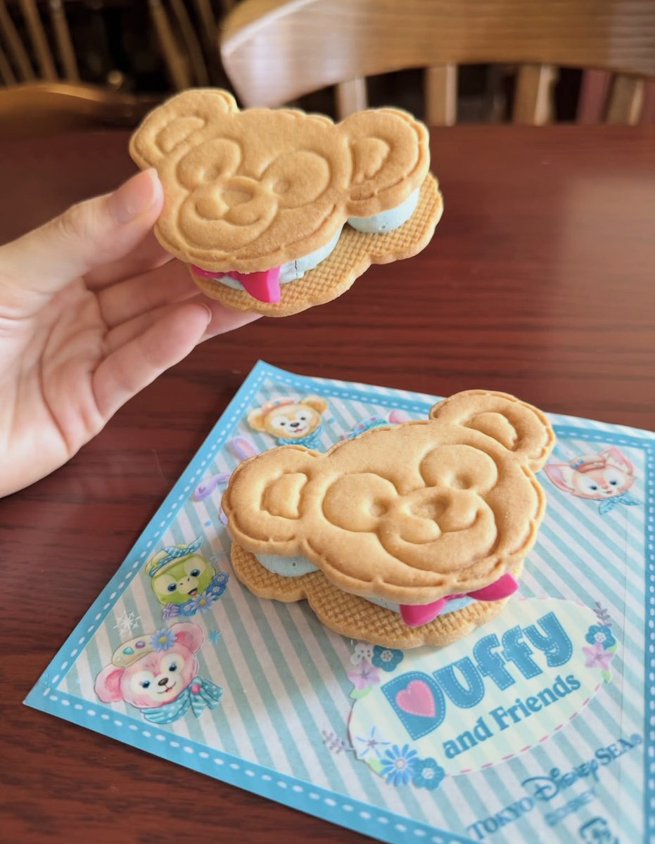 tdr_doria's tweet photo. 9月15日販売開始！
定番のダッフィークッキーサンドが #東京ディズニーシー25周年 の特別仕様になって登場します☆

ジュビリーブルーのチーズクリームの中にはとろっとしたレモンソースがたっぷり🍋
https://t.co/WQnnMeX6TR
#TDR_now #TDR__now #TDR_food https://t.co/UkEDtkB7z3