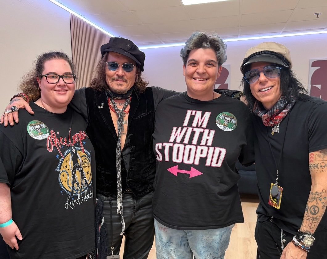 Johnnydeppr5's tweet photo. Johnny Depp 
There’s something truly special about being surrounded by relatives and capturing those precious moments together. Days may come and go, but the smiles, laughter, and memories that were created together stay in our hearts forever. 📸 https://t.co/B5pGxBQKjU