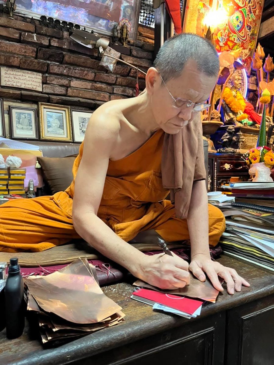 Unrulycat2511's tweet photo. ตำรวจสอบสวนกลาง บุกจับกุม พระครูวชิรญาณ หรือ พระอาจารย์โชติ เจ้าอาวาสวัดพุทไธศวรรย์ พระอารามหลวง อยุธยา 

เกจิอาจารย์ชื่อดังต้นตำรับ "เหรียญเหนือดวง" องค์พ่อจตุคามรามเทพ

ตามหมายจับศาลอาญาทุจริตและประพฤติมิชอบ ภาค 1 ในข้อหาเป็นเจ้าพนักงานเบียดบังทรัพย์, ปฏิบัติหรือละเว้นการปฏิบัติหน้าที่โดยมิชอบหรือทุจริต, และสมคบกันฟอกเงิน/ร่วมกันฟอกเงิน

พฤติการณ์ในคดี เสพเมถุนกับสีกาภายในกุฏิ เบียดบังเงินของวัดไปเป็นประโยชน์ส่วนตัว 92 ล้าน