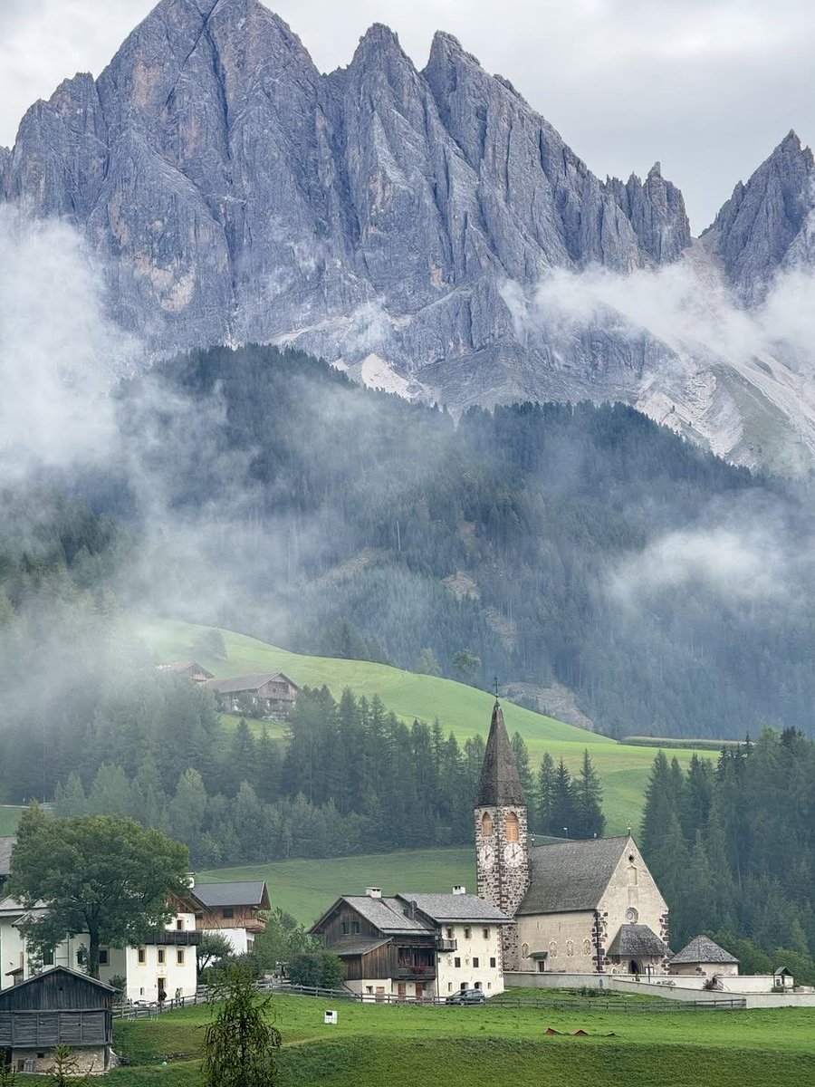 earthviewss1's tweet photo. Dolomites, Italy 🇮🇹 https://t.co/MzojjOoFDg