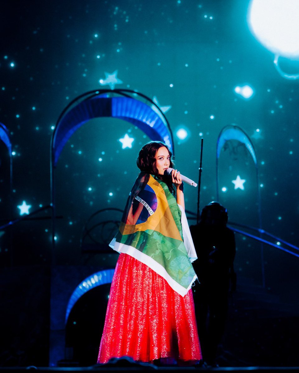 tiramemagnolia's tweet photo. ela tem um unimed lotado
ela compoe
ela canta
ela dança mal
ela encanta
ela conquista os jovens
ela conquista as maes
ela atrai meninas com pais presentes
ela fala mal de IA
ela toca piano
ela toca violao
ela toca guitarra
ela toca violoncelo
ela faz criancas de 14 anos soluçarem
ela é meio asiatica
ela faz piadinha
ela é desengonçada
ela esgota vinis
ela é laufey