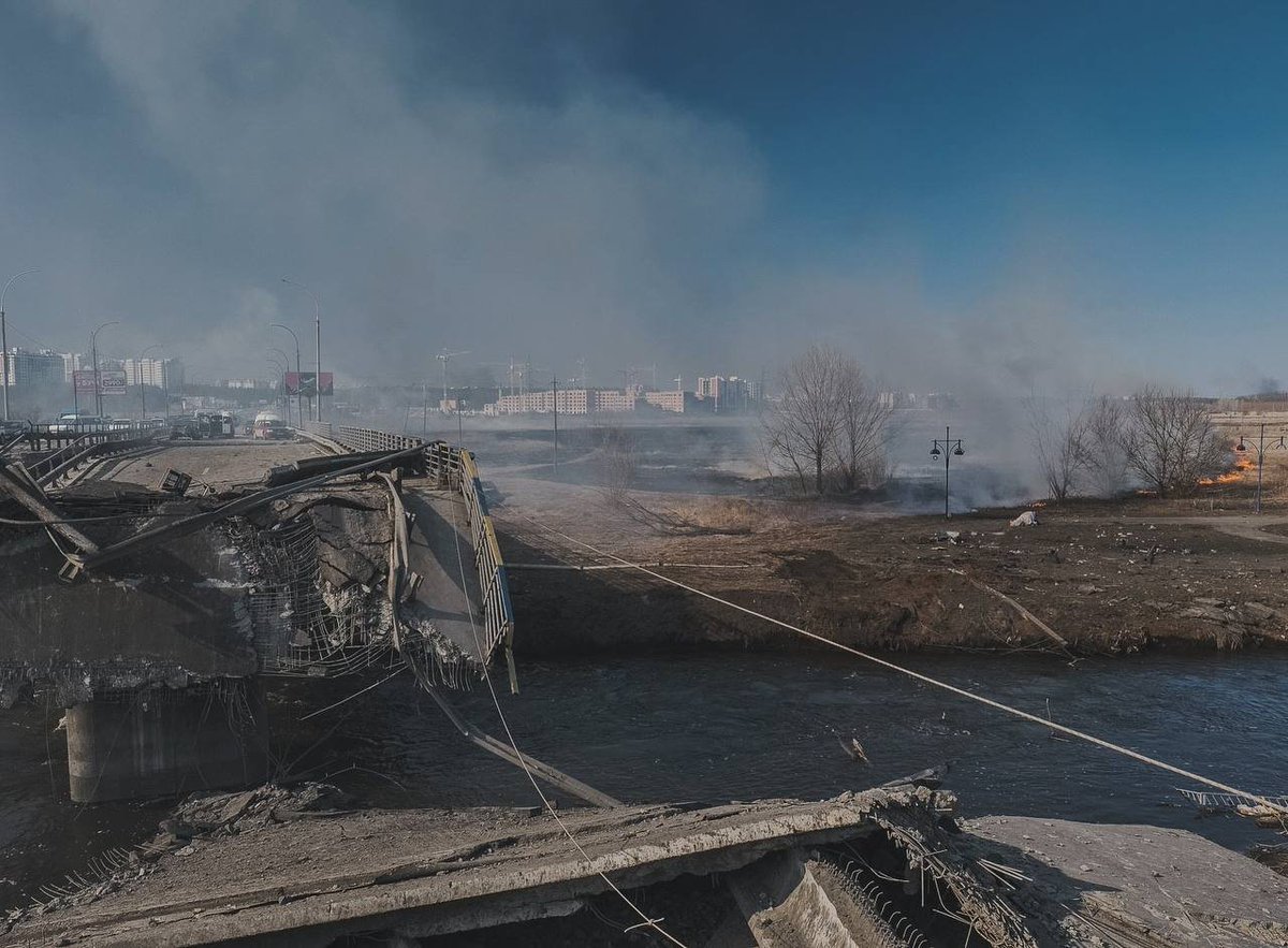 TheDeadDistrict's tweet photo. Archive photos, March 2022, the city of Irpin.

A group of Ukrainian servicemen during the fighting for Kyiv.
1/ https://t.co/K0De0XTd0Z