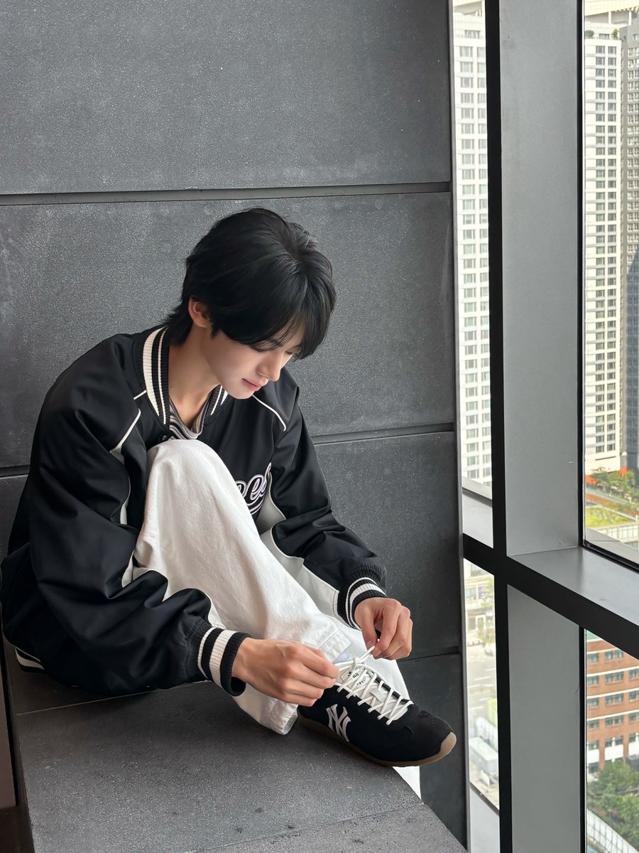 TWS_INTL's tweet photo. [INSTAGRAM] 260910

TWS #HANJIN Instagram Update

"#Ad Do you want to go get coffee with me?

#MBLKOREA #MBLCREW #MBLVarsityJacked"

#한진 #TWS #투어스 #247WithUs @TWS_PLEDIS https://t.co/SsbbgRcTJV