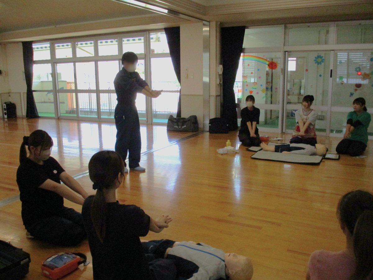 okayama_ch's tweet photo. #救命救急講習
消防署の方より職員が小児を対象とした救命救急講習をうけ、#心肺蘇生 や #AED など実践的な訓練をしました。
参加した職員からは、
「いざというときに『自分が命を助ける』という気持ちで、冷静に対処できるようになりたい」という声がありました。
#岡山千鳥福祉会 #研修 #保育士 https://t.co/XhXyag2y6c