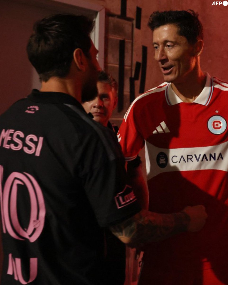 InvictosSomos's tweet photo. Gracias por tanto fútbol, leyendas. https://t.co/6H8xYnG7x3