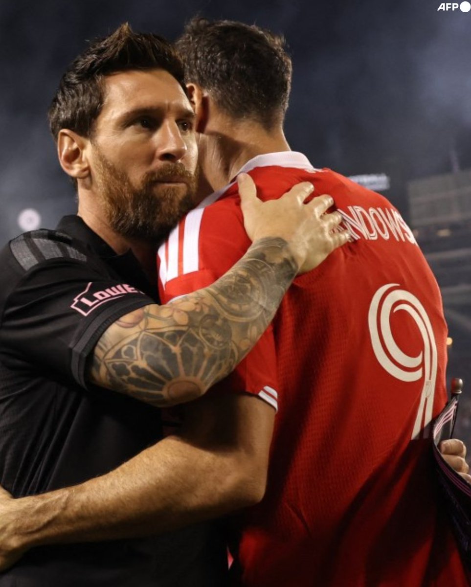 InvictosSomos's tweet photo. Gracias por tanto fútbol, leyendas. https://t.co/6H8xYnG7x3