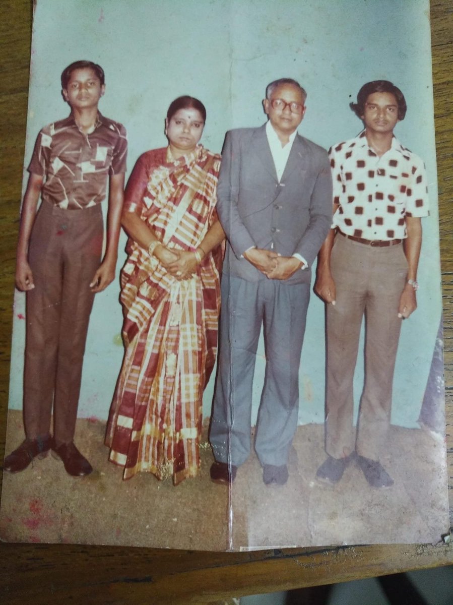 Kgfsam's tweet photo. Our Real 1980s Family Photo https://t.co/ZYNzlRyvQ9