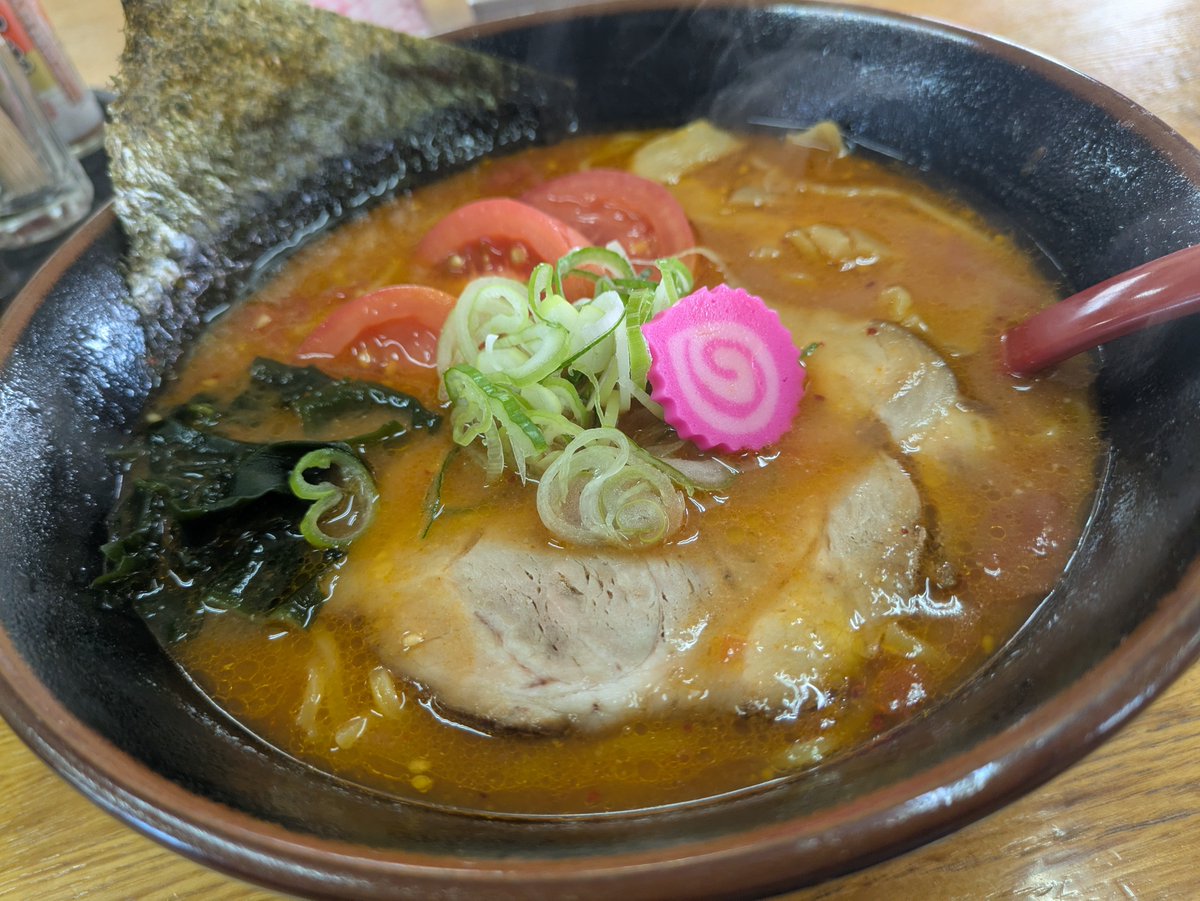 pontukux's tweet photo. 足寄の名店で昼にする予定だったが、予想外に時間がかかったので
瓜幕の（新）ぼうず山にて味噌󠄀トマトラーメンを食う
味噌󠄀のコクとトマトの酸味がマッチングしてたまりませんな

20年前から、何十回と通りかかったのに、入るのは今回が初めて https://t.co/O71XJ1xoAv
