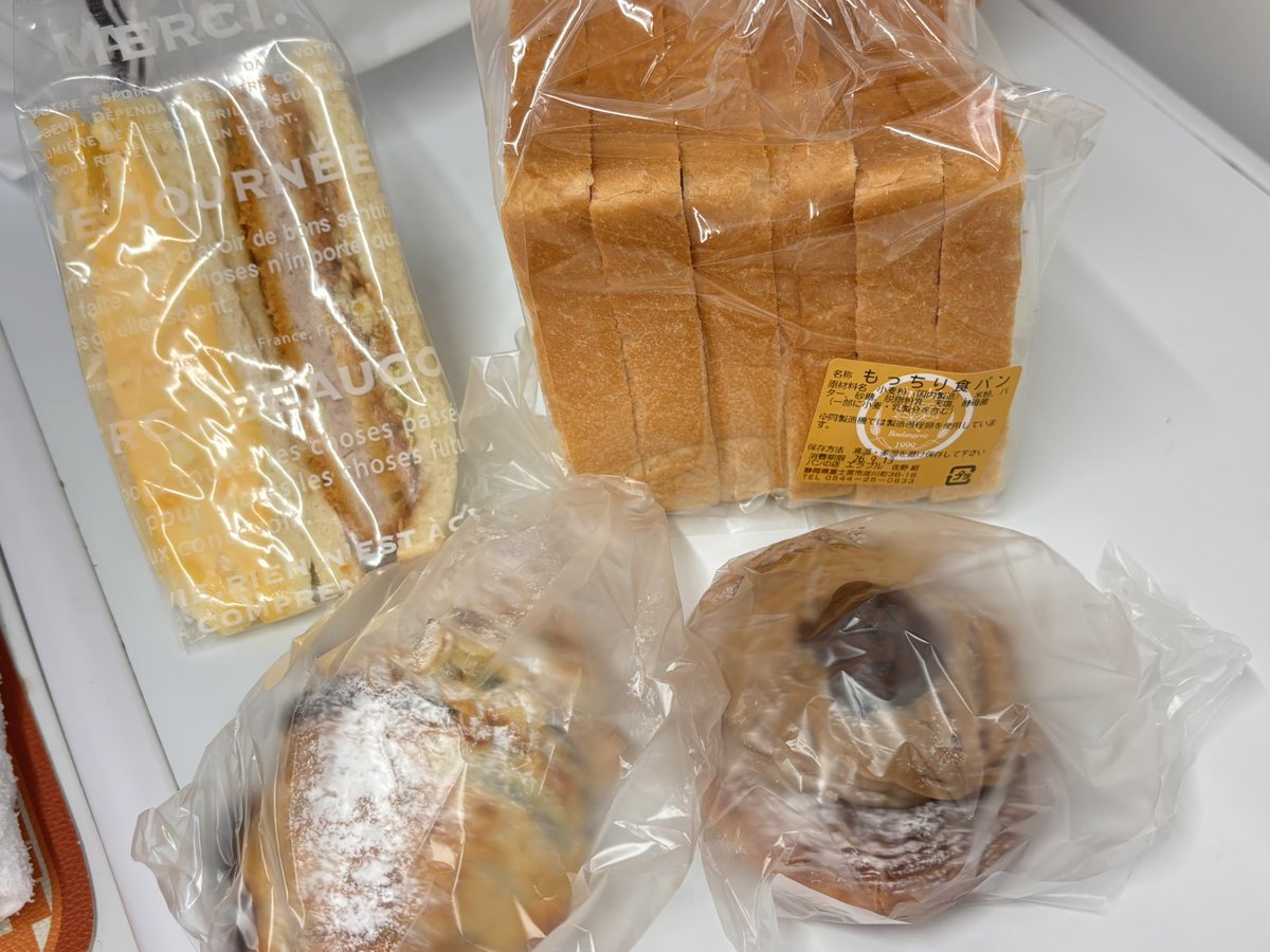 vikki0818's tweet photo. 今日のランチはエラブルさん🥪

渋皮モンブラン、玉子とカツのサンドイッチ、クロワッサンザマンドピスタチオ、もちもち食パンを購入。

どれを食べてもほんとおいしい😋
玉子サンドは角までたっぷり玉子が入っていてパンもふわもち❣️

もちもち食パンに出会えたらぜひ買って欲しい❣️ https://t.co/pEJKZ7t2xd