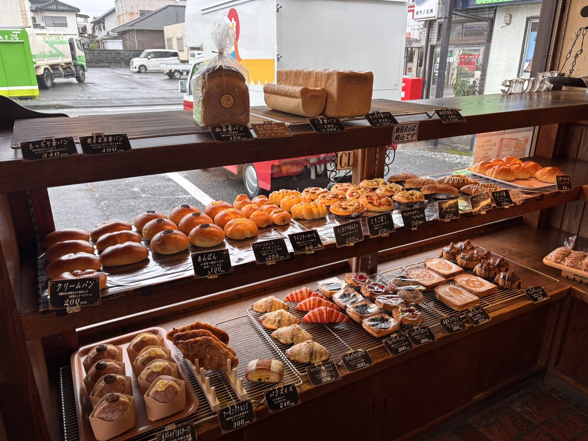 vikki0818's tweet photo. 今日のランチはエラブルさん🥪

渋皮モンブラン、玉子とカツのサンドイッチ、クロワッサンザマンドピスタチオ、もちもち食パンを購入。

どれを食べてもほんとおいしい😋
玉子サンドは角までたっぷり玉子が入っていてパンもふわもち❣️

もちもち食パンに出会えたらぜひ買って欲しい❣️ https://t.co/pEJKZ7t2xd