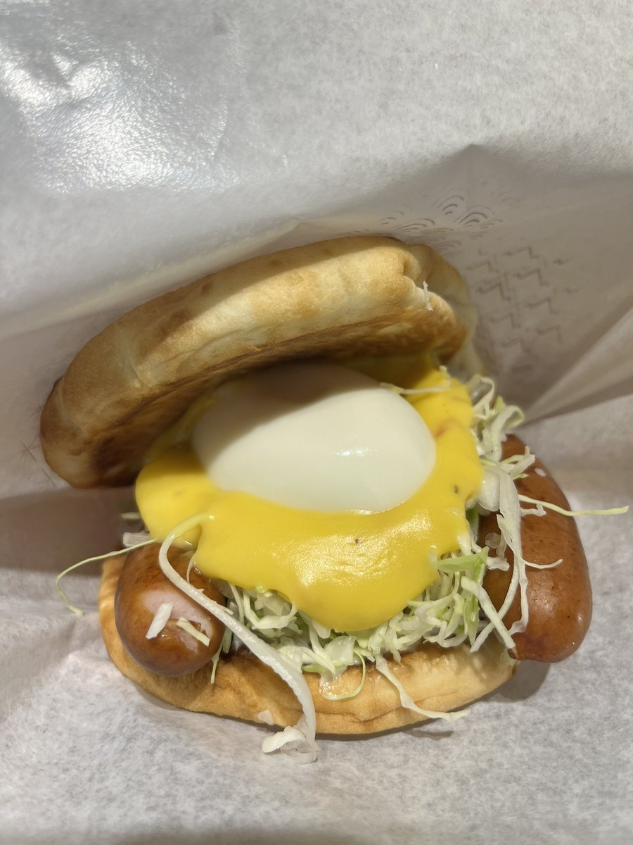 r758_2525's tweet photo. 今年のモスの月見フォカッチャは謎にチーズソースになったのでテンションが下がっていますが食べずに文句言うのは良くないので試しにきました　BBQソースに戻してくださいそれか選べるようにしてください（泣） https://t.co/OQrXCJjHnI