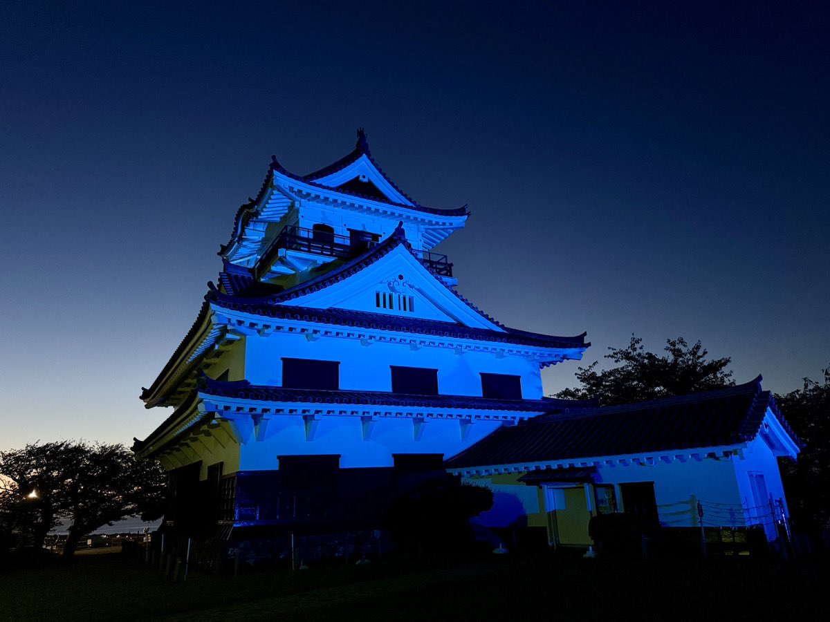 tateyamacastle's tweet photo. 【館山城ブルーライトアップ】

館山市では、国が定める自殺予防週間（9月10日から16日）に合わせて、館山城のライトアップを行います。

ライトアップの期間：9月10日（木）～9月16日（水）　日没から午後9時まで

ライトアップの色：ブルー（心を落ち着かせる青色） https://t.co/dc3OnuN4UY