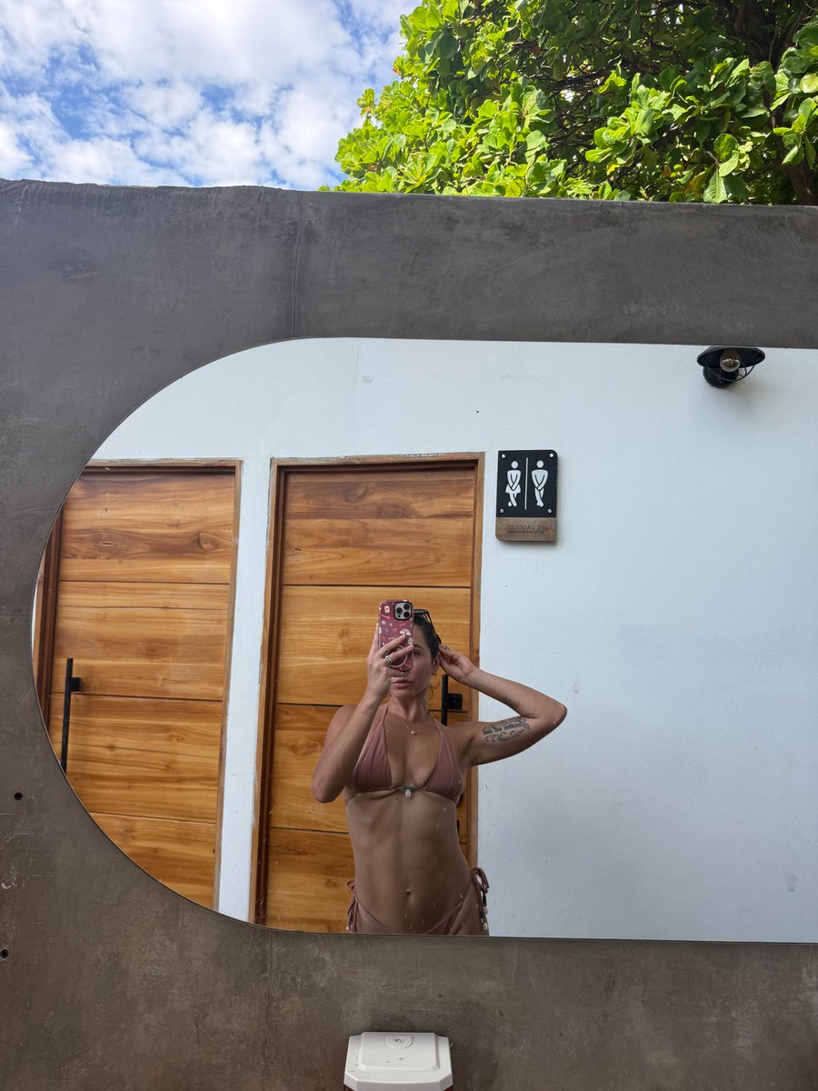 karleegreyxxx's tweet photo. dreaming of the sun, the ocean, and feeling the sand between my toes 🌴 https://t.co/6YyLKCtPvH
