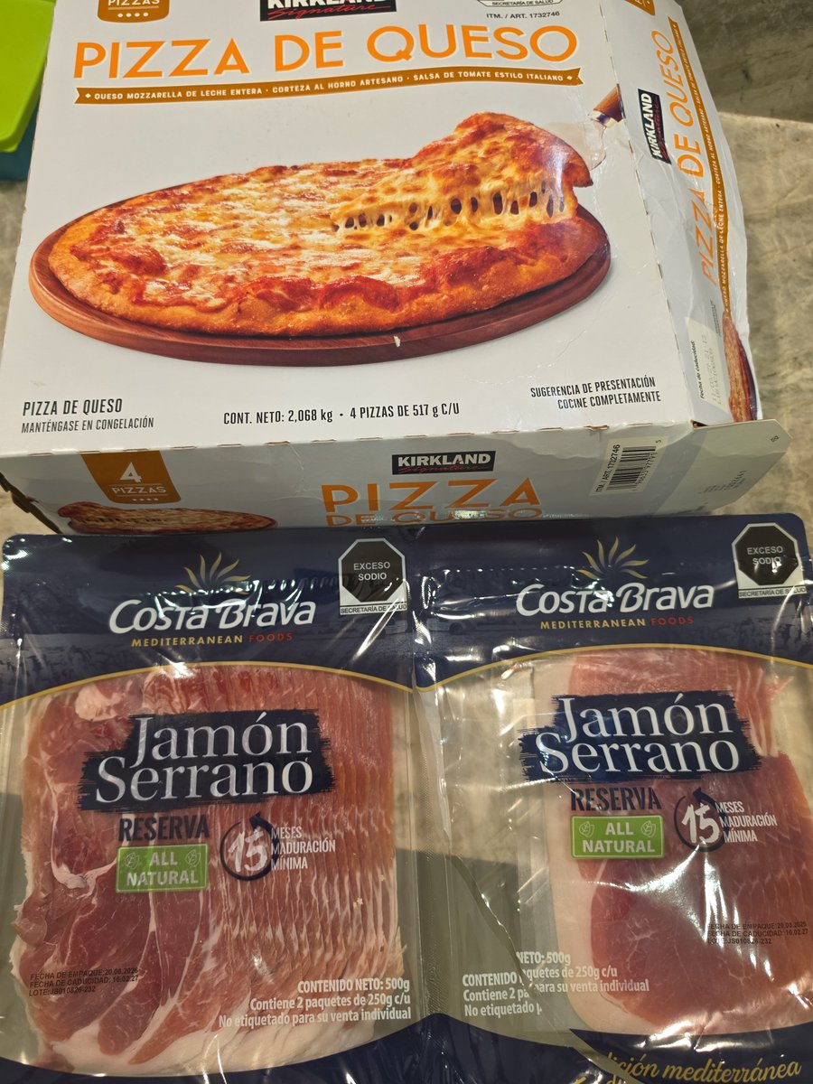 Alex_Inzunza's tweet photo. Vayan a Costco, compren la pizza de queso y ese jamón serrano, combinen y me dan las gracias después https://t.co/sey36GlztQ