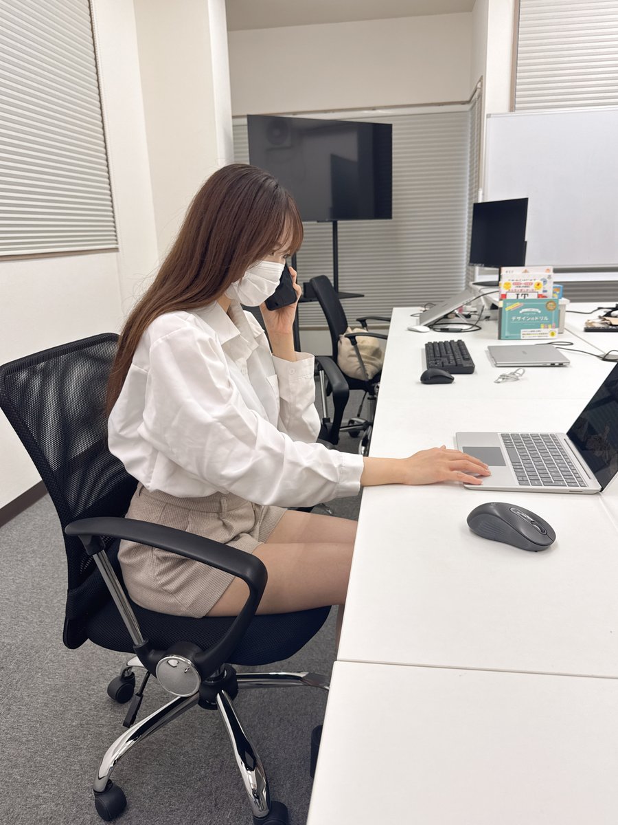 dontknowaboutus's tweet photo. 仕事中って、なんかいいよねw
#OL #美人 #美脚 #フェチ #日常 https://t.co/kgIgdRlPO9