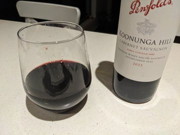 ThaisDayanee's tweet photo. Cabernet Sauvignon red wine, not bad after a light sip. https://t.co/t1zh8cL9Nd