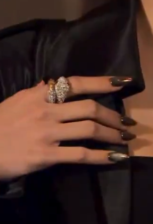xpopfeedx's tweet photo. Lisa wearing Bulgari Serpenti Ring. https://t.co/D2XkPksQQf