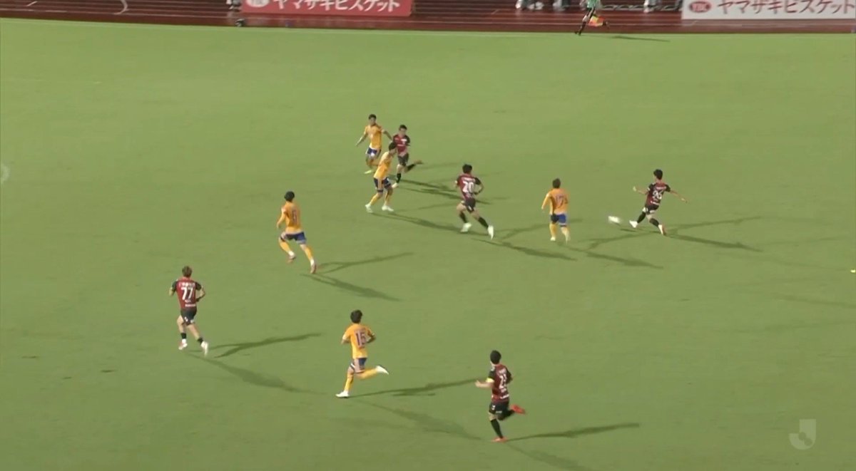 leon_ofa's tweet photo. ぜ……全員がボールウォッチャーになってますね……なんですかこのザルより酷いディフェンスラインは……
サイドに至っては誰もマークに付いていないので千葉選手に預けても、安西選手に預けてもシュートまで持っていかれる最悪なパターン…… https://t.co/UOWqfQHjH3