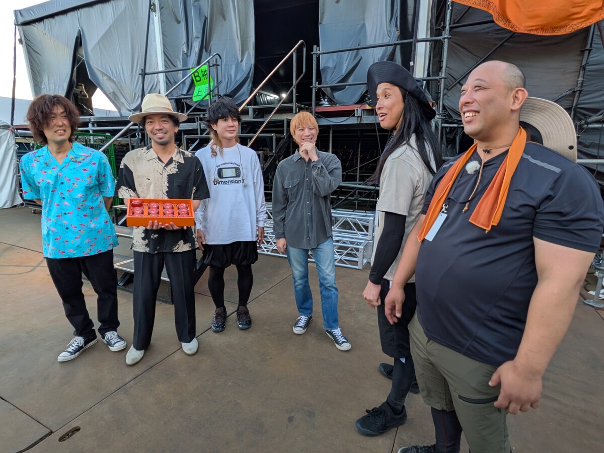 natalie_mu's tweet photo. 実は仲良し、トム・ブラウンと尾崎世界観が一緒に居酒屋へ
クリープハイプ「オズブラウン」ゲスト出演
https://t.co/r7GjthM7Y9

#オズブラウン https://t.co/jWn6ClVt1O