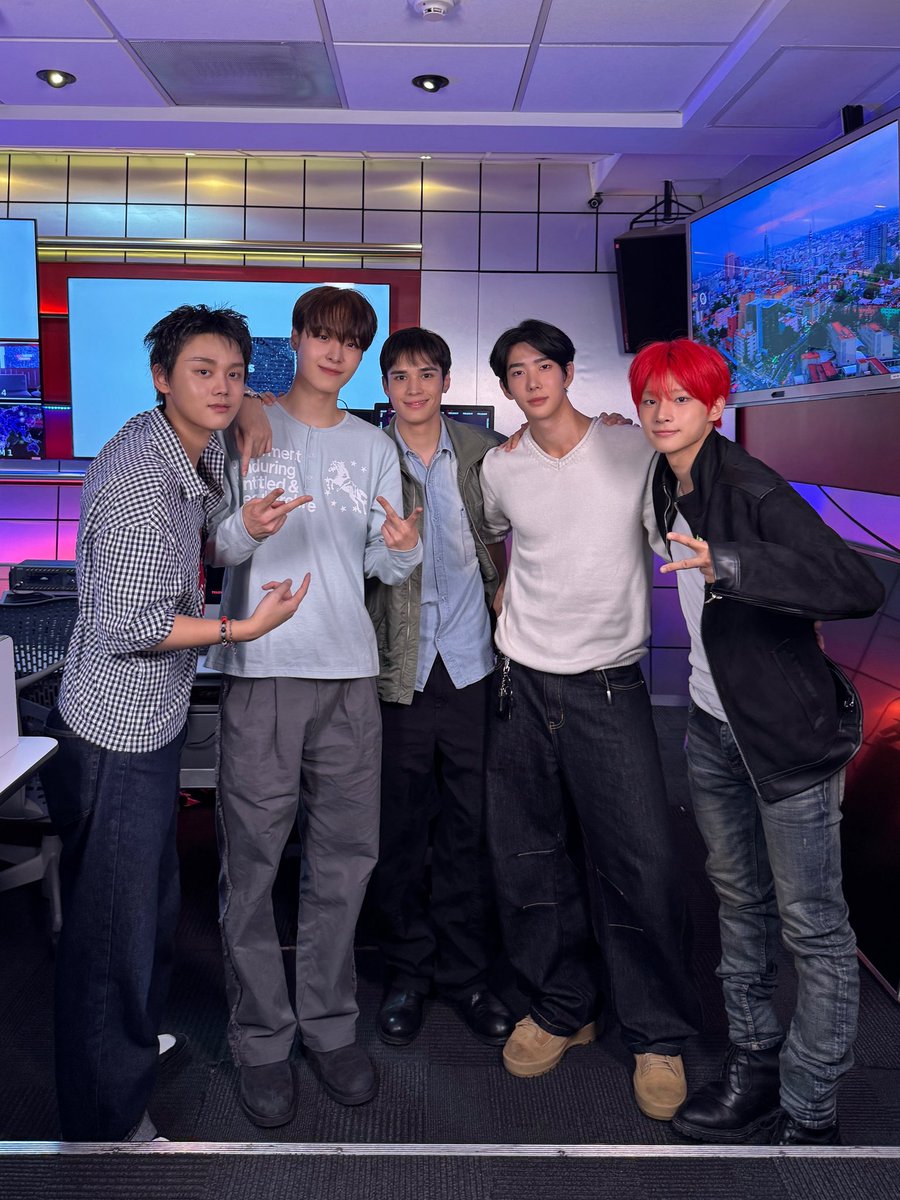 onepact_'s tweet photo. [ONE&amp;BEHIND❤️]

QUE NEWS Telehit 📺🇲🇽

#ONEPACT #원팩트
#OUTSHINE #MEXICO 
#QUENEWS https://t.co/PdKbTvINmQ