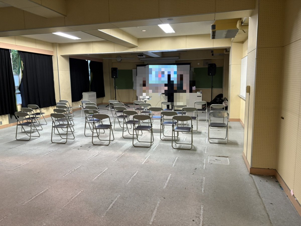event21_suto's tweet photo. 先日はプロジェクターや音響、会場設営の現場に行ってきました🔊✨️
運営として本番中の受付にも携わらせていただき、
お客様と一緒にイベントを成功させることができてとっても嬉しかったです！！
初のインカムにテンションアゲアゲでした🎶笑
#イベント21 #現場 #運営 #上映会 https://t.co/CKAtzVZcUO