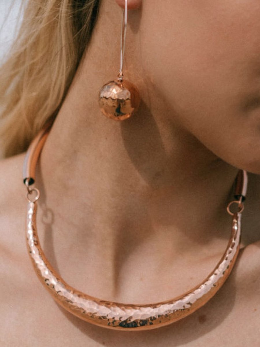 LarraineMawk's tweet photo. Blazing beauty, shining brightest in stunning handmade copper jewelry: a 3-piece tubular choker and hammered copper ball earrings. https://t.co/EVsMkejWoE