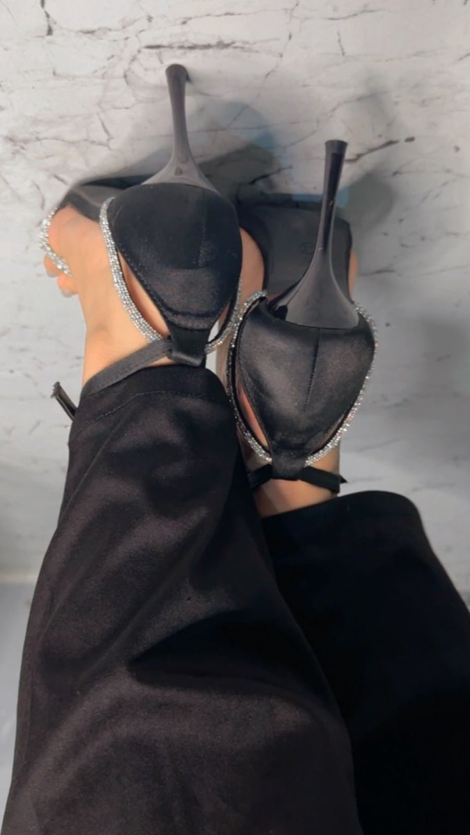 feet_by_queenn2's tweet photo. Rotate your phone upside down 👇🏻 https://t.co/sKTk8pfQFH