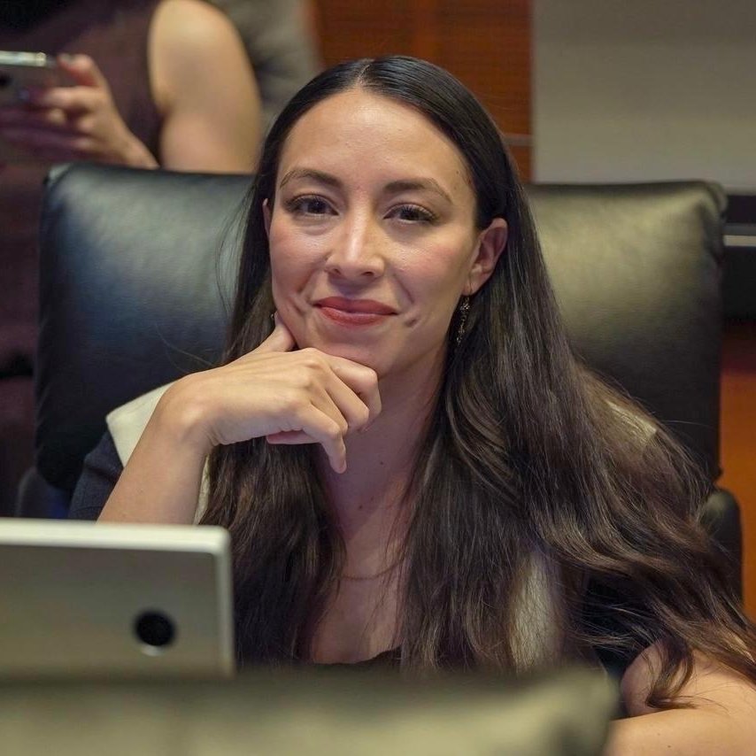 MONCAYOJUAN's tweet photo. Ante el vil ataque contra senadora @JulietaRamirezP por parte del monstruo @Televisa y toda la derecha mexicana, veo una defensa por parte de la mayor parte de los youtubers, tuiteros y periodistas pro 4T sin embargo veo una muy tímida defensa de los cuadros mayores de la 4T...😼 https://t.co/UOQrtbrKQX