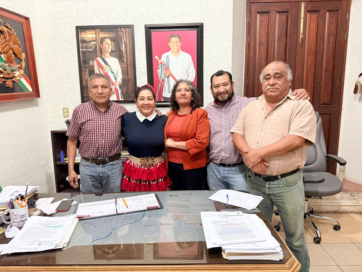 PETEOOAX's tweet photo. Nuestra presidenta, @SalomeMtzS , sostuvo una reunión con Juan Isidro Guerrero Ramírez, presidente municipal de Tamazulápam del Progreso, así como con integrantes del equipo de la transformación en dicho municipio.

Durante este espacio de diálogo y reflexión, abordaron temas de interés social y reafirmaron su compromiso de seguir trabajando por el bienestar de todas y todos. 

🔴⚪ Partido de la Transformación Oaxaqueña

#SomosLaFuerzaDeLaTransformación