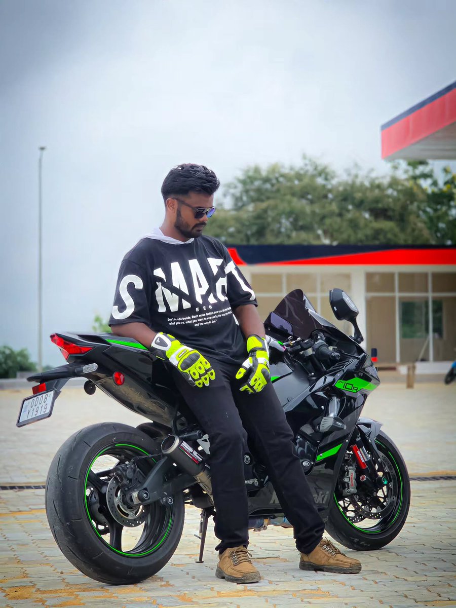 HelaineCurrey's tweet photo. They say money can’t buy happiness, but it can buy bikes—and that’s basically the same thing. https://t.co/eJ48b6ytUS
