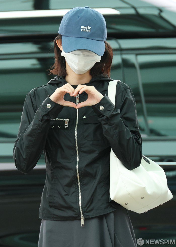 iyaong583210's tweet photo. 260910 [아이브 가을 공항 패션]

#가을 상의 자켓 정보 

 브랜드 :  #illio #일리오
Black Biker windbreaker jacket 

👚 ₩183,000원 -> ₩164,700원 (10% 할인) 

👇 링크는 타래로 👇 https://t.co/ooG9MS9oUm