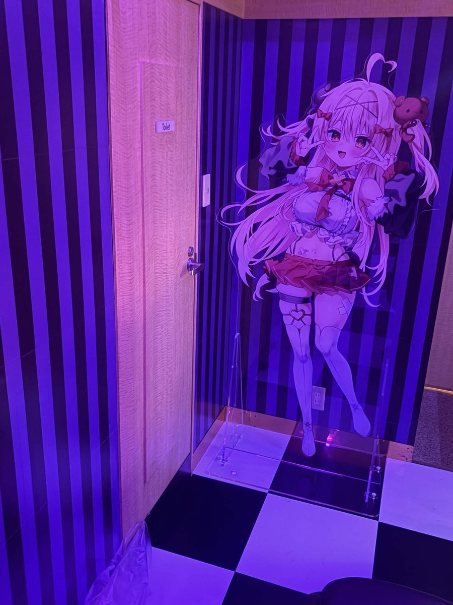 cross_noire's tweet photo. 店内には、べあもりゆるも店長の等身大パネルも設置されてます❣️
是非一緒に写真撮ってね❗🥂 https://t.co/iV7mtL8frr