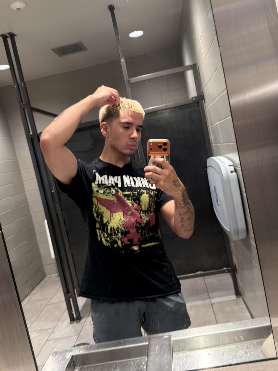 Mixaelrockwell's tweet photo. Homeboy told me to pull up after getting a 💈
#gaymer #twinkbooty #mlm https://t.co/Om362AHM4y
