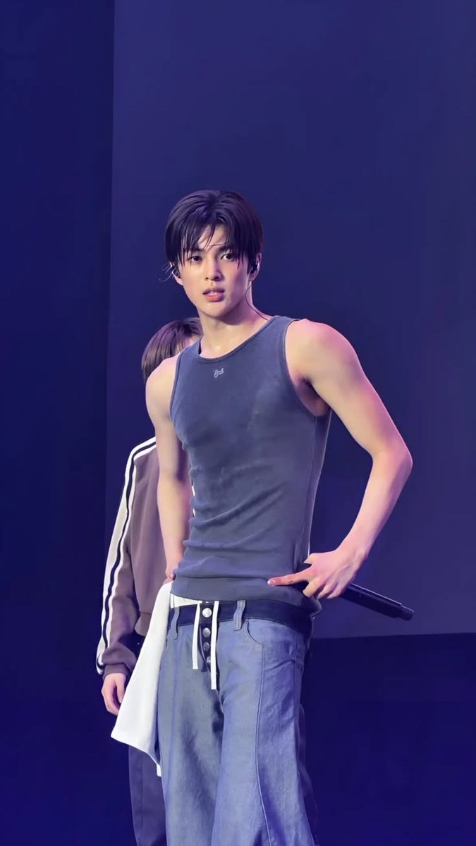 goatisnuna's tweet photo. entah knp tiap masuk part ini di go remix, otak gue udh ke brainrot sama dd nba. pokonya tiap dance itu gue auto langsung keinget dd nba dg singlet dark grey nya itu anjir gabisa di ganggu gugat. mau pake outfit apapun gerakan itu udh melekat dan identik dengan dd nba. 

#KEONHO https://t.co/NNLZ6yz0Ie