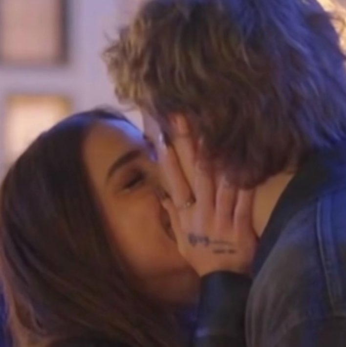 bravooomg's tweet photo. Soooooo we end this season of #NextGenNYC with Ariana & Charlie KISSING……AND THEN fast forward three months and Ariana wants absolutely NOTHING to do with the Jax Taylor wannabe because he allegedly used JESUS to manipulate her?!?!!

This show is absolutely unhinged. I LOVE IT HERE.