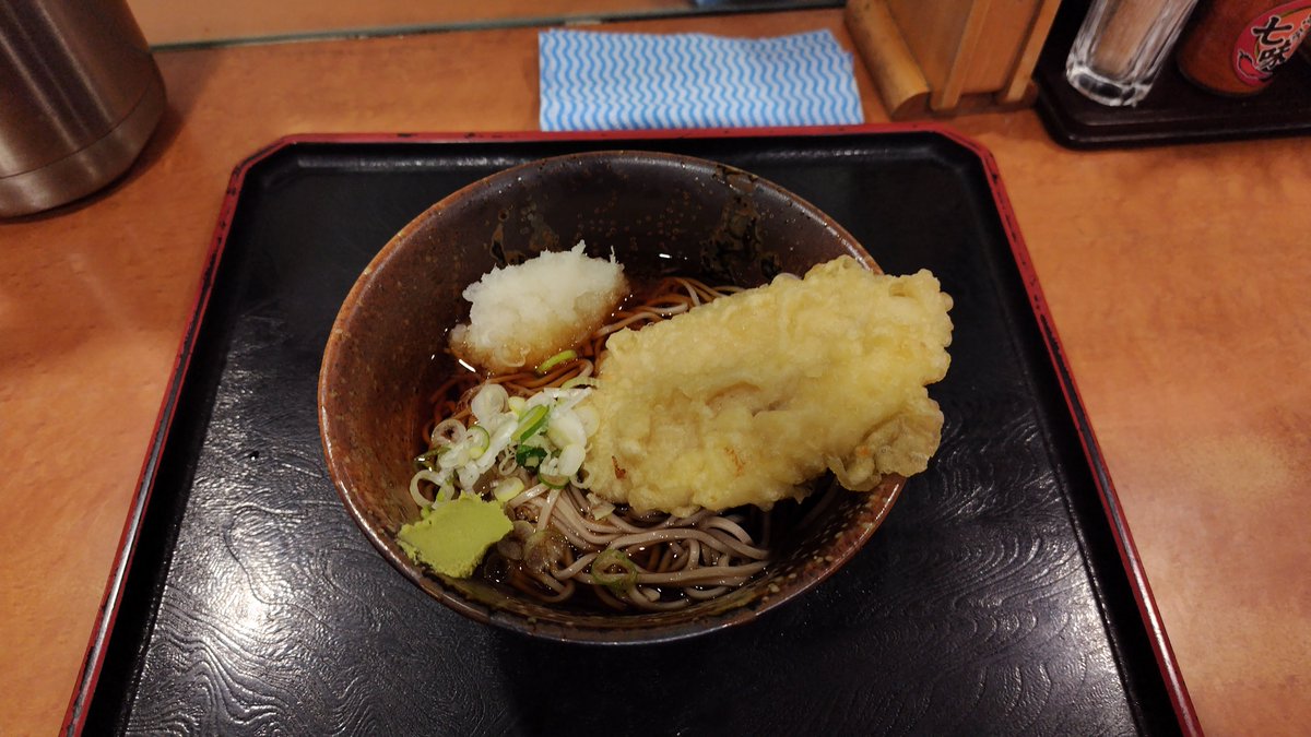 kyoichijp's tweet photo. #えきめんや 冷しとり天そば。
たまたま京急乗ったのでついでに寄りました。おろしもついててわさびと相性最高。みずみずしくて柔らかしっとりのむね肉のとり天も美味しかった。次の機会があれば温そばでかき揚げを食べてみたい。 https://t.co/LAQKn9XCz2