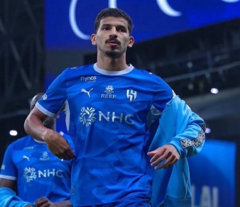 hilaly_1_'s tweet photo. واحد من اول مباراه دخل قلوب الهلاليين 
والثاني له سنه ونص رجوله تصافق ويعامل الكوره كنها جمره

فرق الشخصيه بينهم شاسع مثل السماء والارض https://t.co/vo5vdv3M0m
