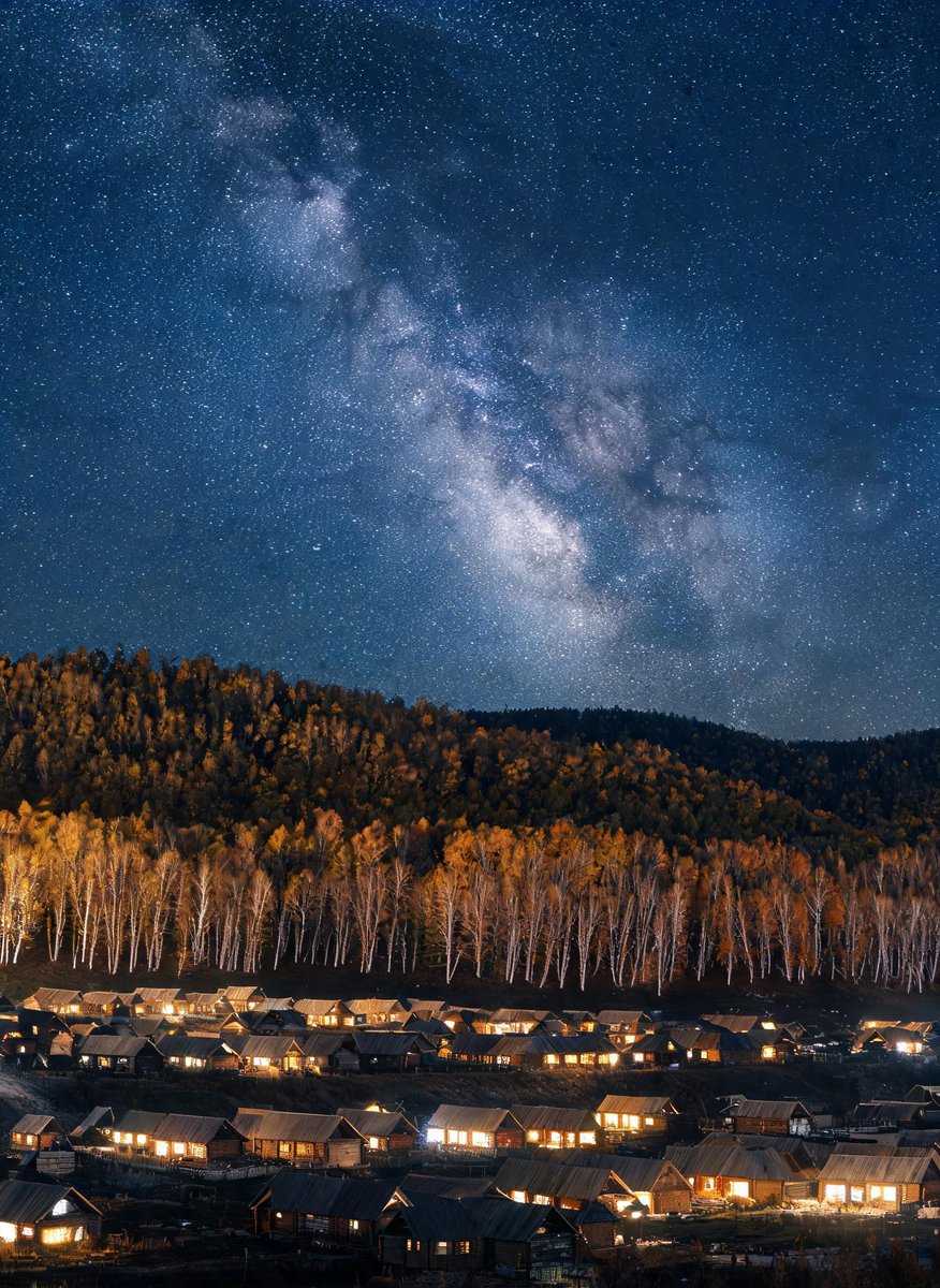 ezentrip's tweet photo. October turns Hemu Village into a golden fairytale. 🍂🏡
Golden birch forests, wooden houses, misty mountains and crisp autumn air make this one of the most beautiful places to experience autumn in China.
#HemuVillage #Xinjiang #AutumnInChina #ChinaTravel #TravelChina #Nature https://t.co/8NIvDGgYa4