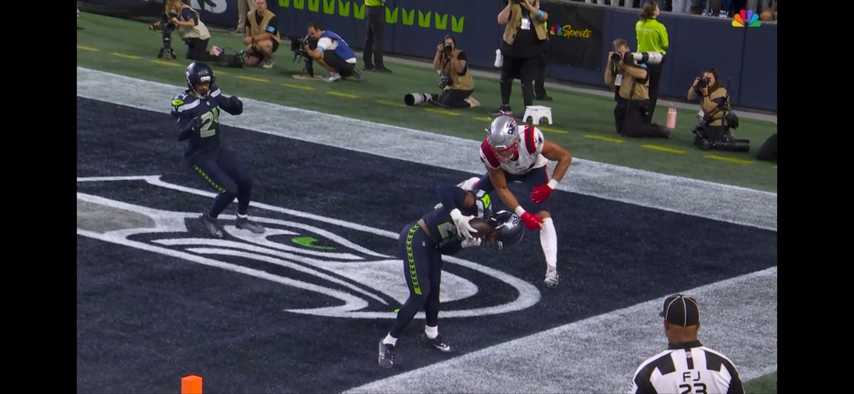 Wihsler's tweet photo. I cant believe this shit 💙💚
#GoHawks #JoshJobe boy wtff i love this team 😂😂 https://t.co/LEFIuK8wir