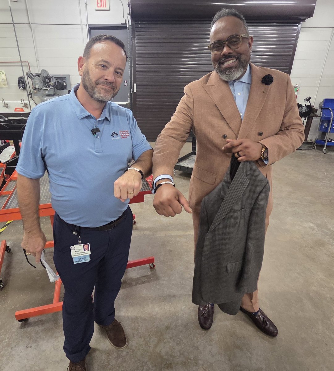 Maclle's tweet photo. When the Superintendent and the Principal are #OPTIMISTIC 💪💙💪Success is INEVITABLE!! 🎖 #CHOOSECFISD #PATHWAYTOAMAZING @CyFairISD @cycreekhs # AHH-CC W.H.A.T. https://t.co/eDMl0r9V5z