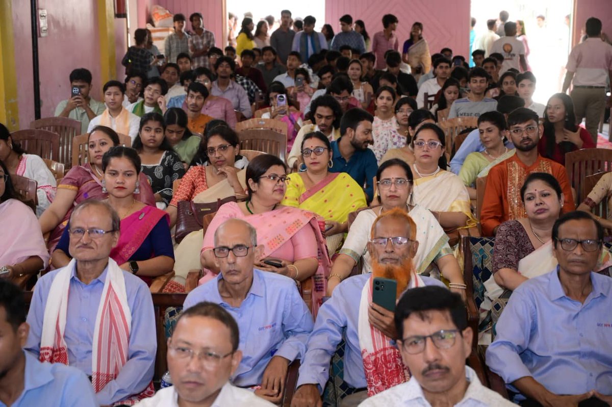 ranojpeguassam's tweet photo. Attended the 65th Foundation Day celebration of 𝐆𝐚𝐮𝐡𝐚𝐭𝐢 𝐂𝐨𝐦𝐦𝐞𝐫𝐜𝐞 𝐂𝐨𝐥𝐥𝐞𝐠𝐞. Established in 1962, this heritage institution has played a significant role in advancing commerce education in Assam. I extend my best wishes to the college fraternity on this special occasion.

Commerce is the lifeline of a country’s economy, connecting enterprise, trade, finance and employment. With GCC now granted autonomous status, I urged the students to develop a future-ready mindset in response to the rapidly changing economic landscape and harness emerging technologies such as Artificial Intelligence to strengthen their knowledge, skills and employability.

At present, only 55 colleges in the State offer commerce education. Our Government will soon take steps to expand commerce education across Assam, creating greater opportunities for our youth and strengthening the State’s economic ecosystem.
@himantabiswa 
@CMOfficeAssam