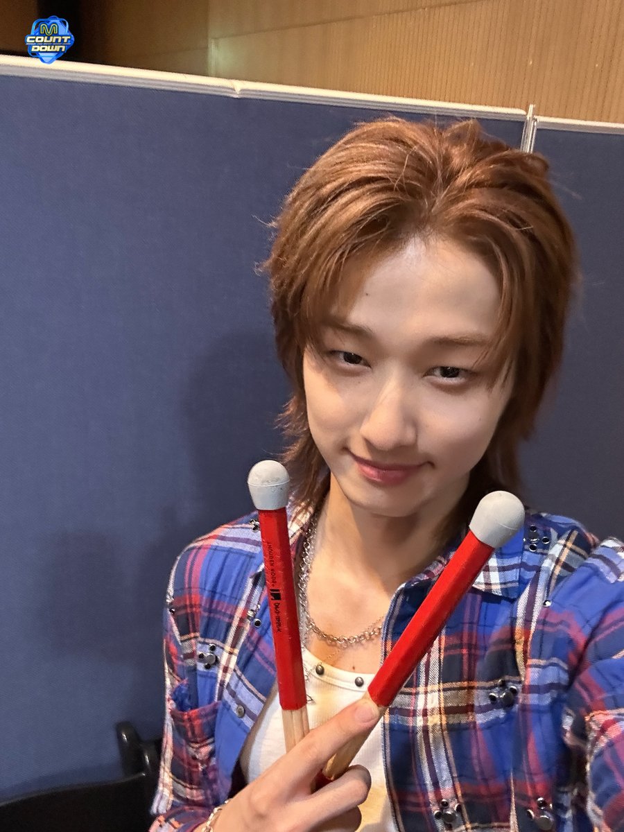 MnetMcountdown's tweet photo. 엠카는 요즘 컴퓨터 앞에서 광합성 해요
하츠웨이브가 너무 햇살 같아서… (>_<☀️)

어떻게 해야 더 귀여운지 매일 연구하나?

#MCOUNTDOWN #엠카운트다운
#hrtzwav #하츠웨이브 #ALIVE https://t.co/xGfL4HQbGY